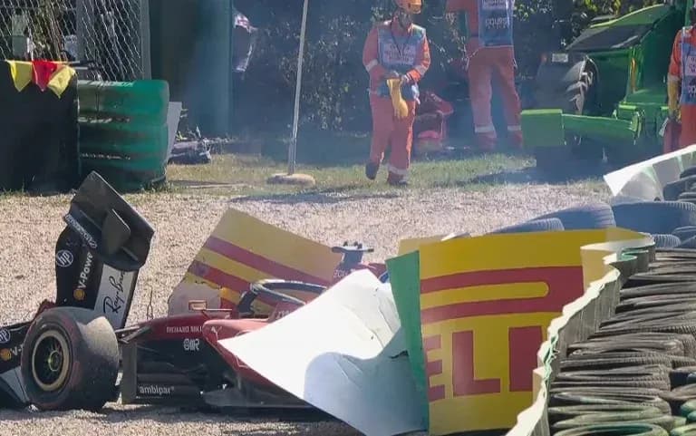Coche de Fórmula 1 chocado contra barrera de neumáticos