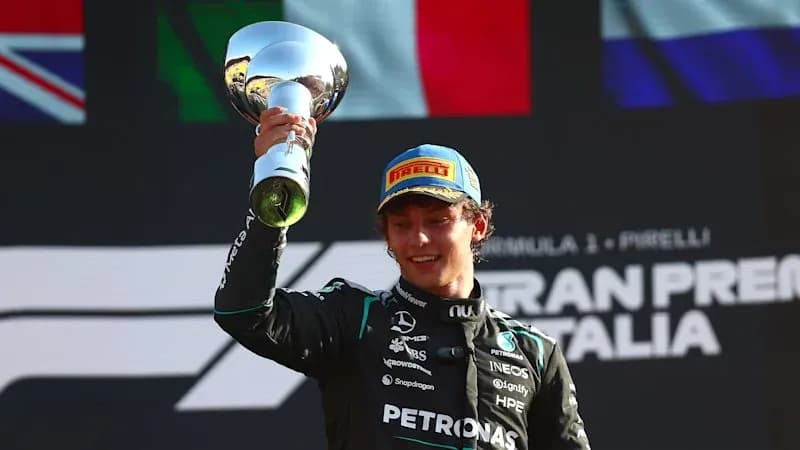 Piloto levantando trofeo en el podio de F1