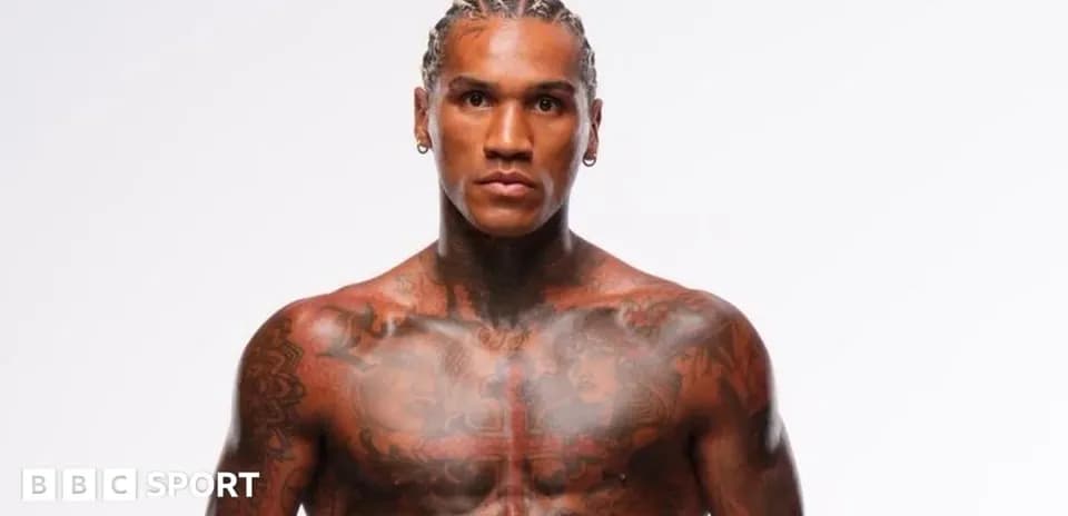 Luchador con tatuajes posando sin camiseta
