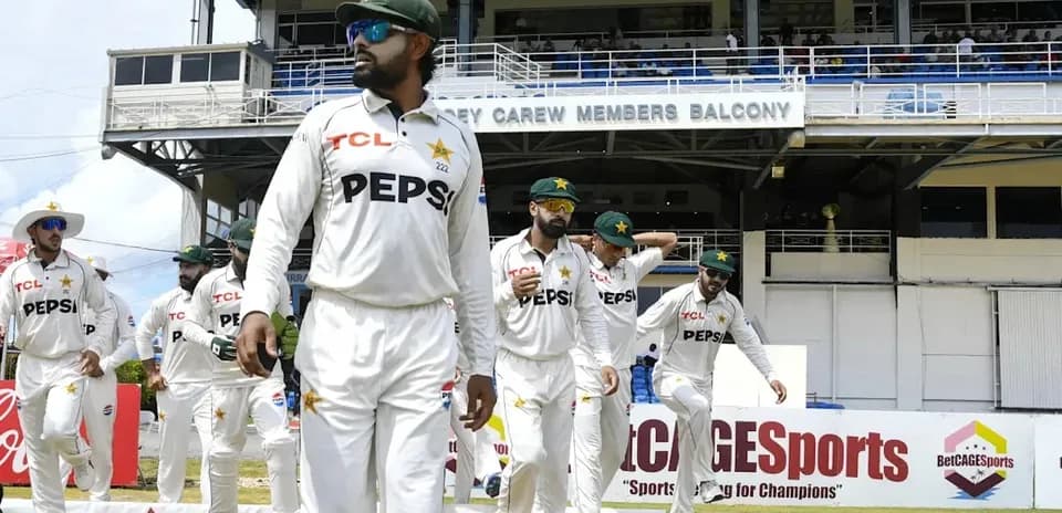 Equipo de cricket de Pakistán entrando al campo