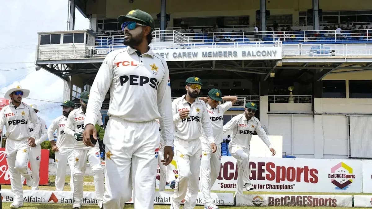 Equipo de cricket de Pakistán entrando al campo