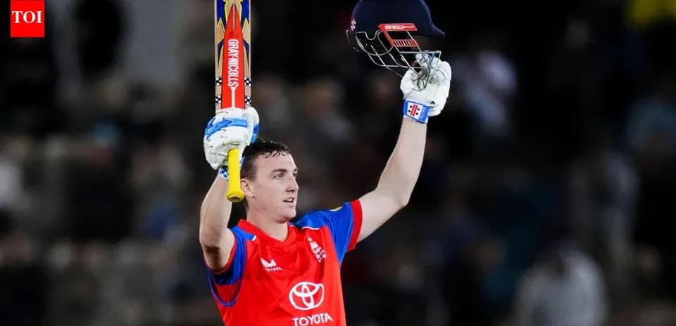 Jugador de cricket celebrando con bate y casco