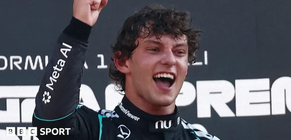 Piloto celebrando victoria en el podio de la carrera