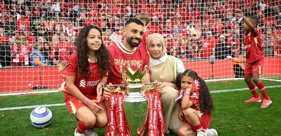 Jugador con familia y trofeo en el campo