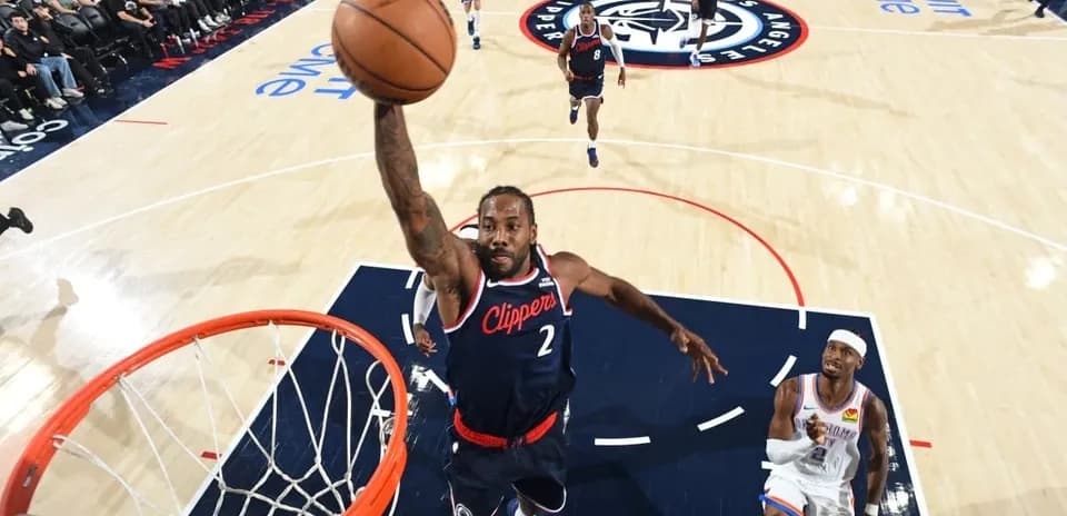 Jugador de los Clippers realizando un mate en partido
