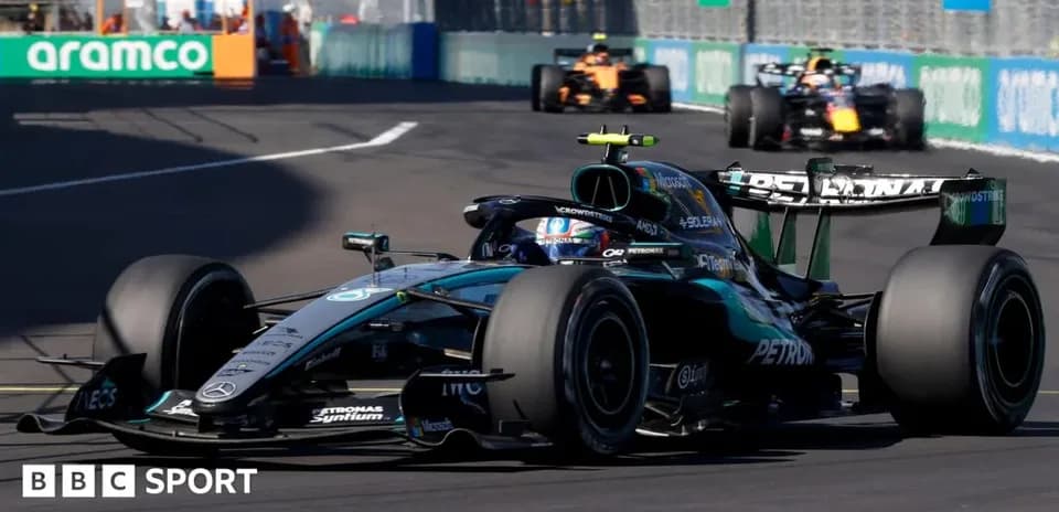 Coche de Fórmula 1 en carrera en pista