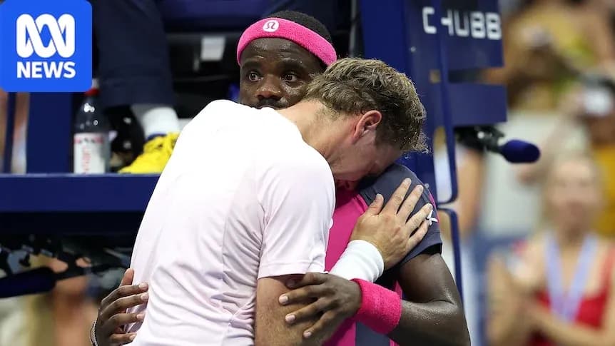 Jugadores abrazándose en el torneo de tenis
