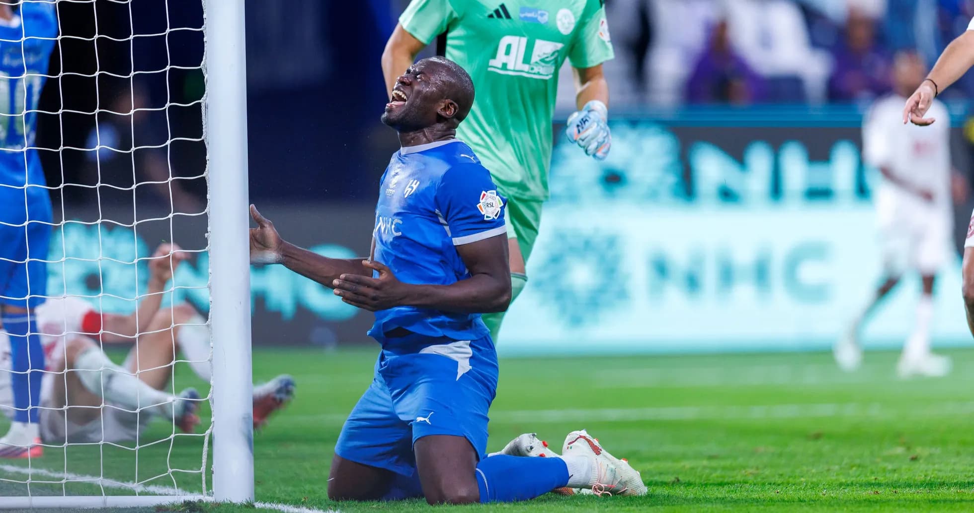 Jugador en el suelo tras fallar una oportunidad de gol