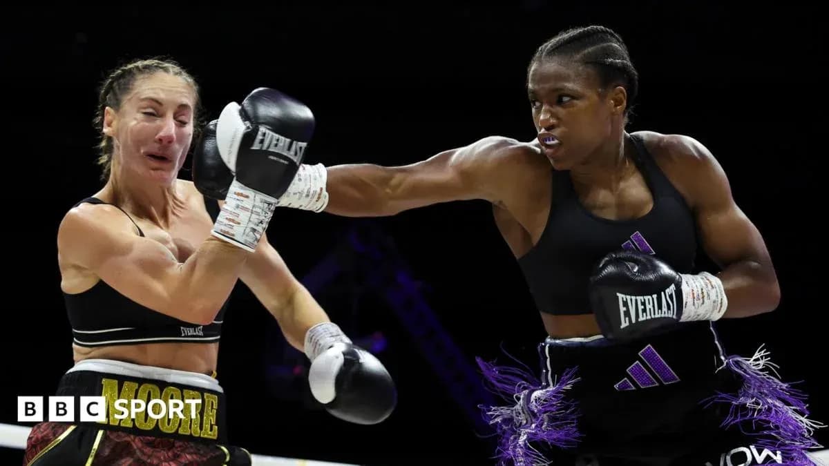 Boxeadoras en combate, una lanzando un golpe