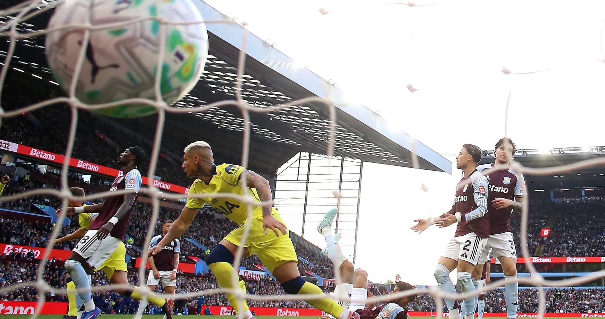 Jugadores de Tottenham y Aston Villa en el partido