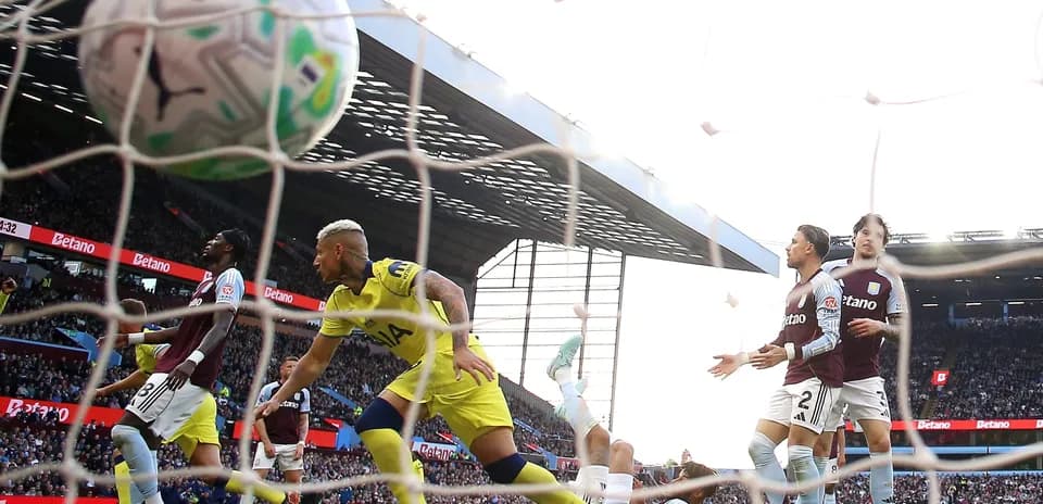 Jugadores de Tottenham y Aston Villa en el partido