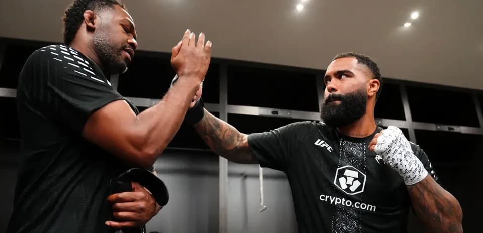 Dos luchadores se preparan en el vestuario