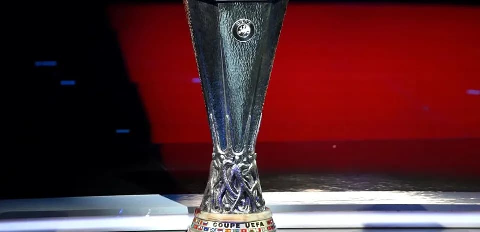 Trofeo de la UEFA en un escenario iluminado