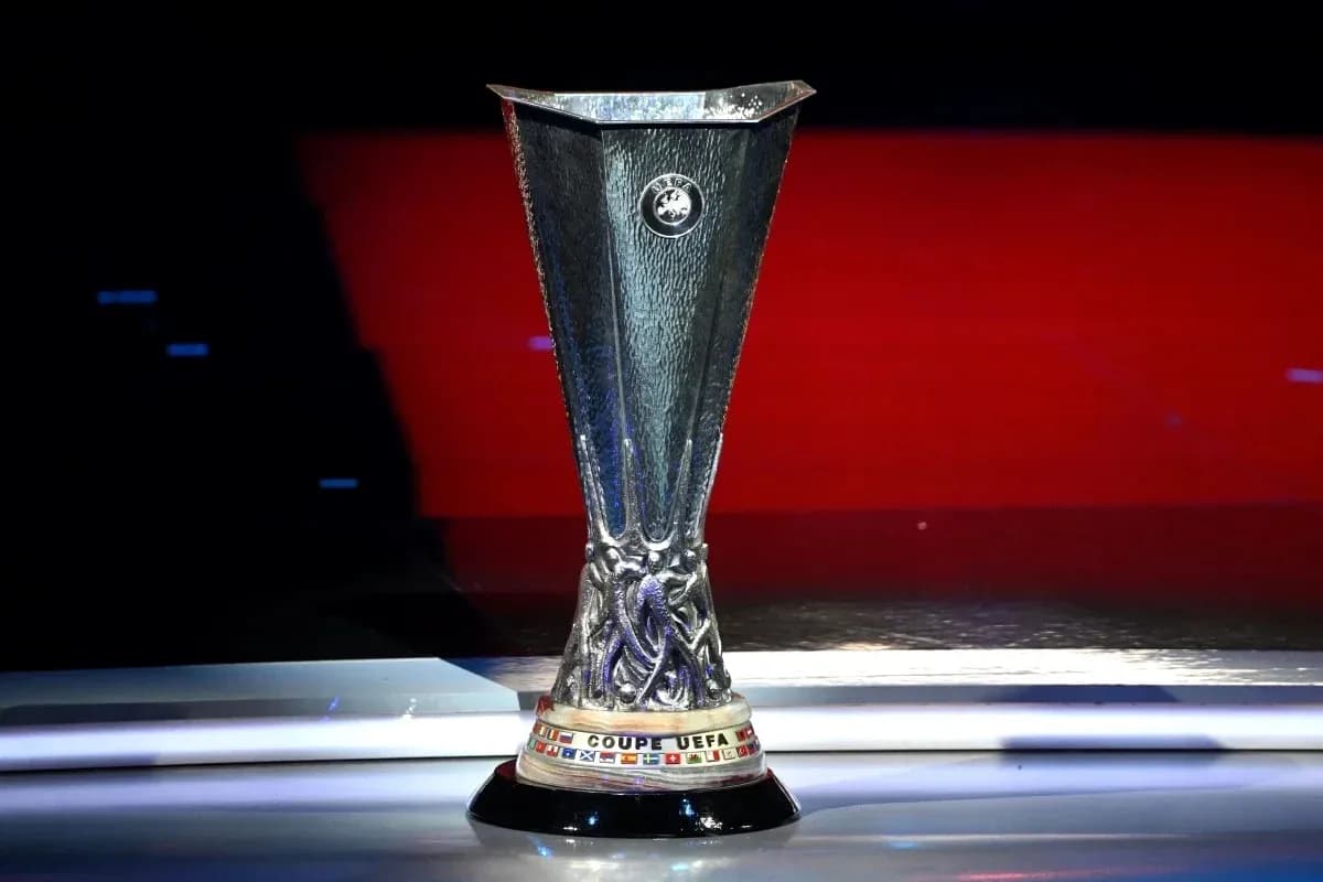 Trofeo de la UEFA en un escenario iluminado