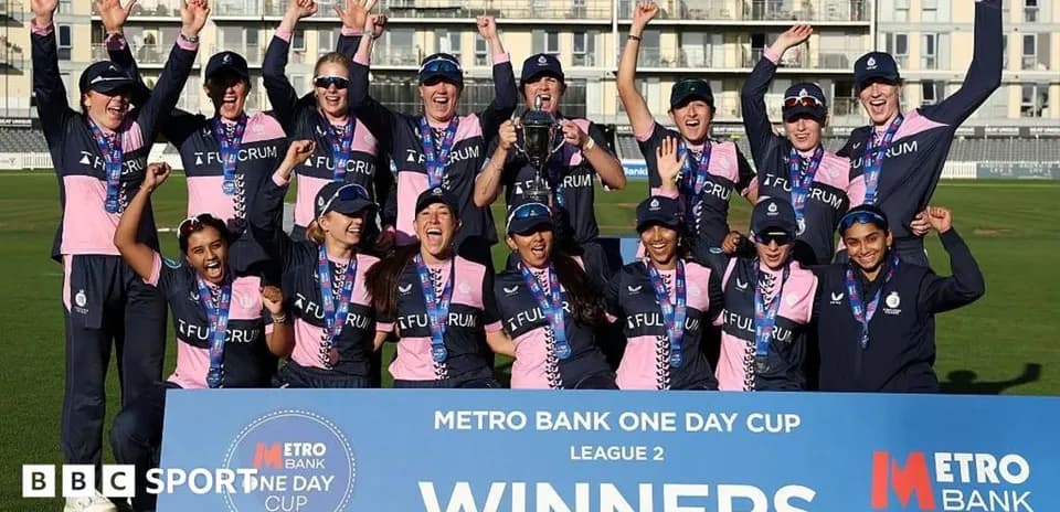 Equipo femenino celebrando victoria en Metro Bank One Day Cup