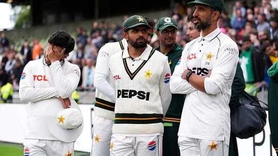 Jugadores de Pakistán en el campo tras partido