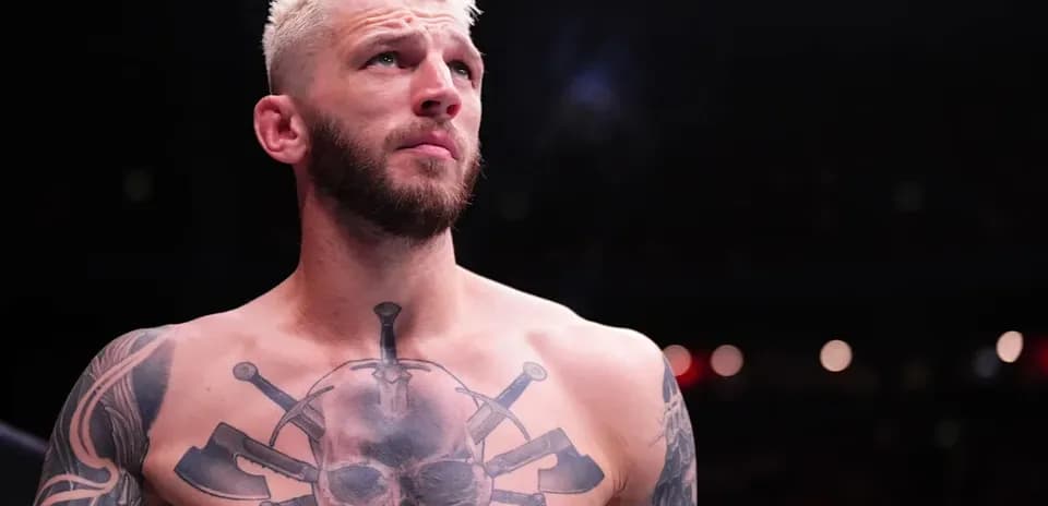 Luchador de MMA con tatuajes antes de la pelea