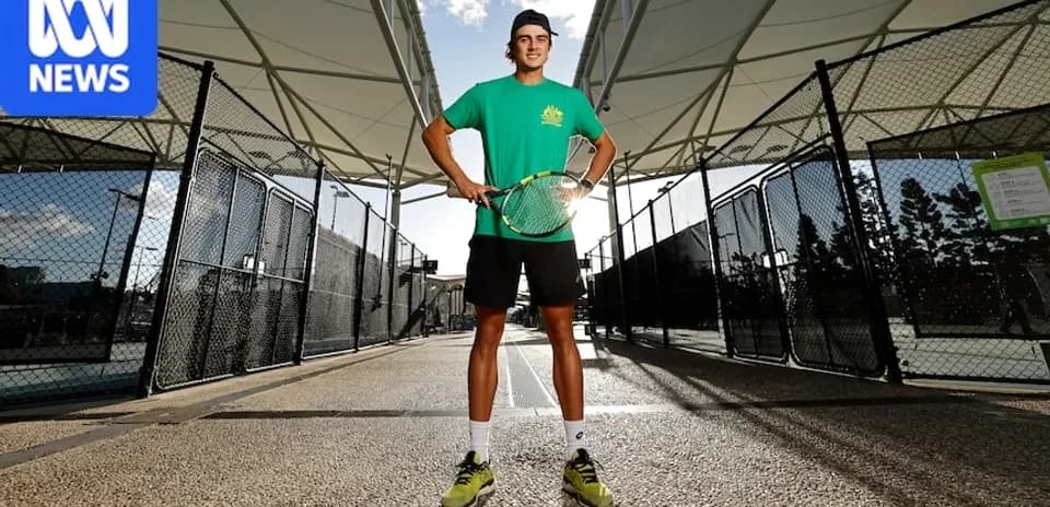 Jugador de tenis posando en cancha al aire libre