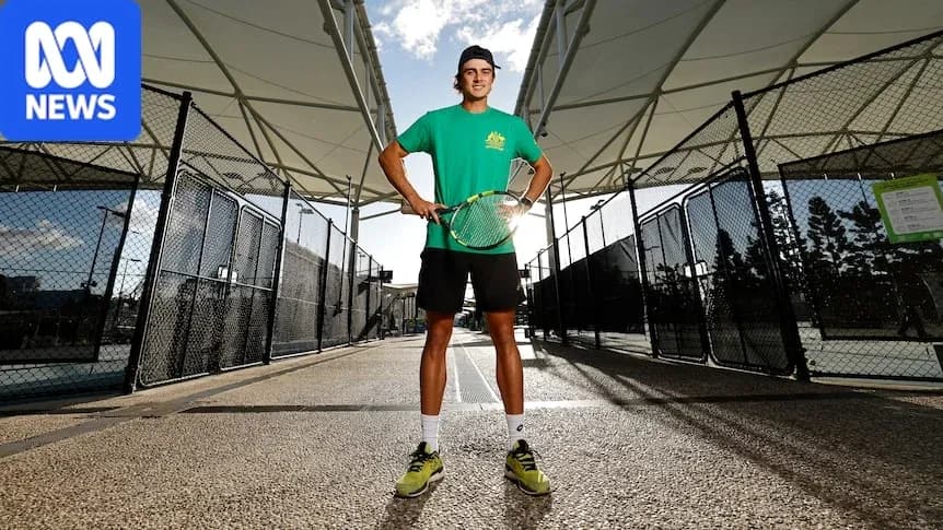 Jugador de tenis posando en cancha al aire libre