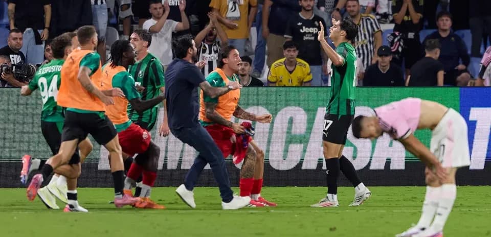Jugadores de Sassuolo celebrando en el campo