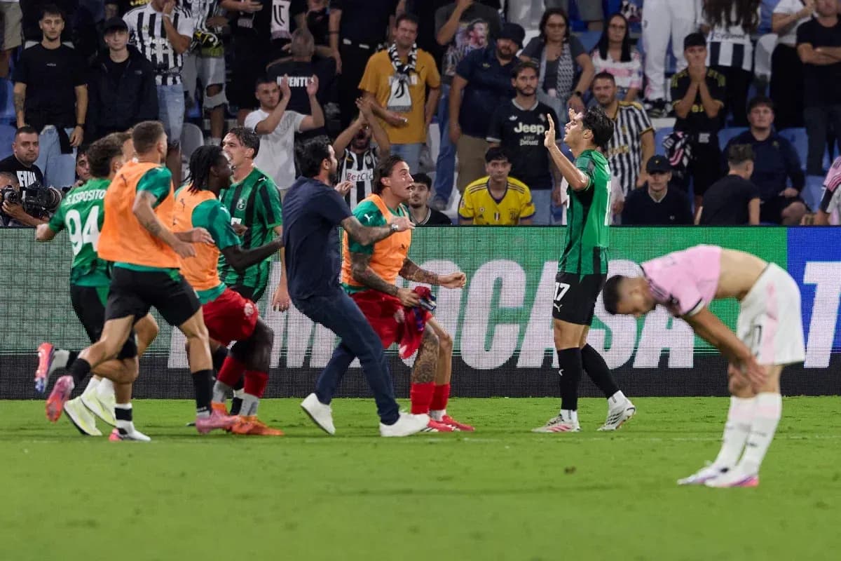 Jugadores de Sassuolo celebrando en el campo