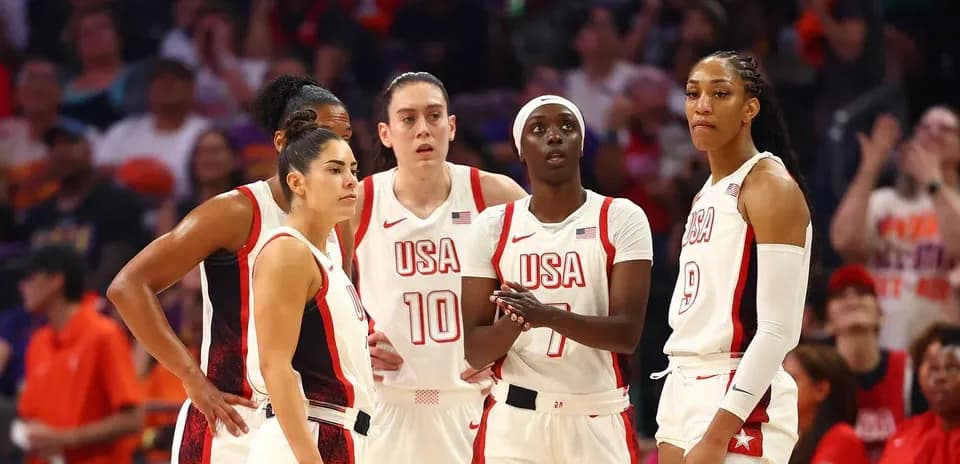 Jugadoras de baloncesto de Estados Unidos en tiempo muerto