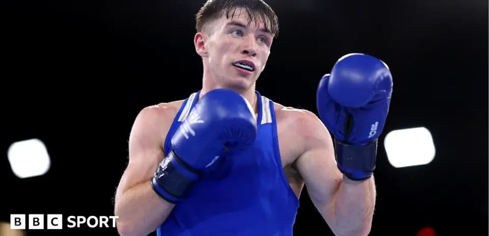 Boxeador en acción con guantes azules durante combate