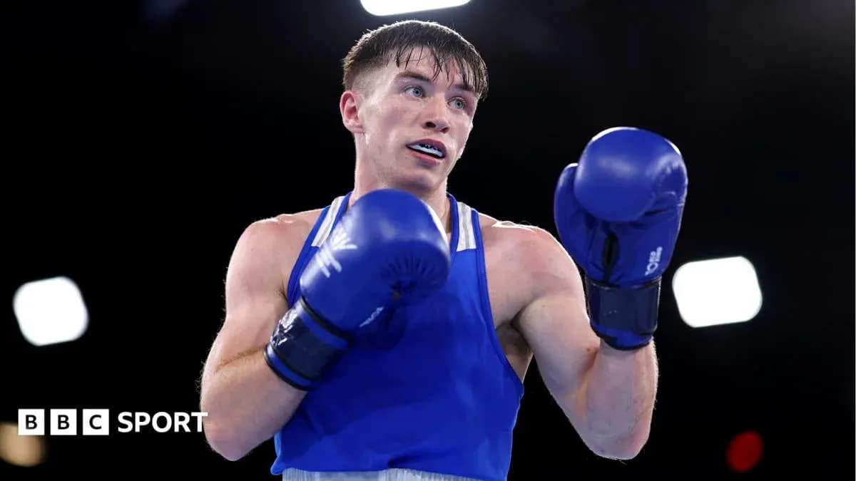 Boxeador en acción con guantes azules durante combate