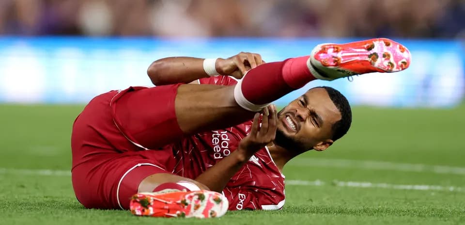 Jugador de Liverpool en el suelo con lesión