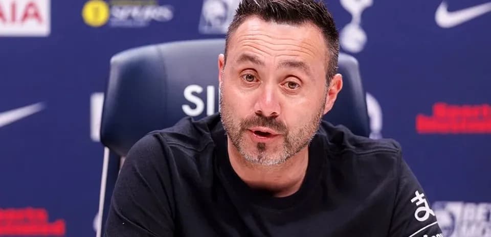 Entrenador hablando en rueda de prensa