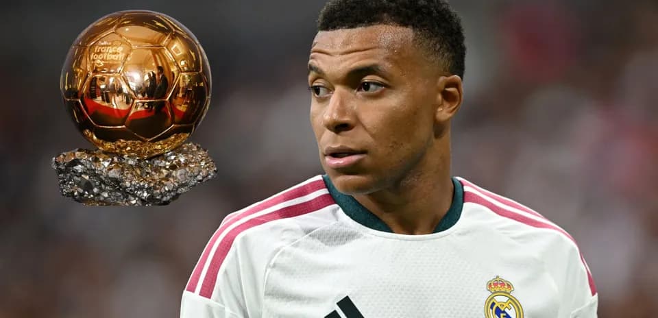 Kylian Mbappé con el Balón de Oro en mano