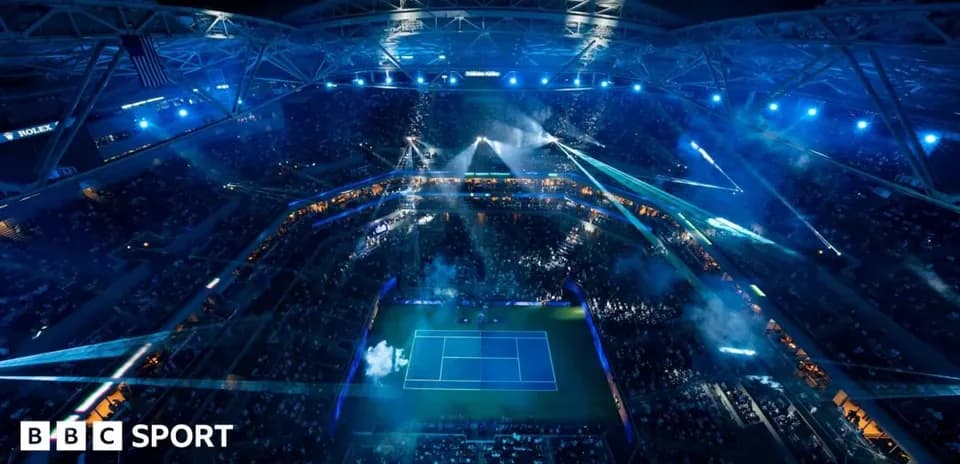 Vista aérea de estadio de tenis iluminado en noche