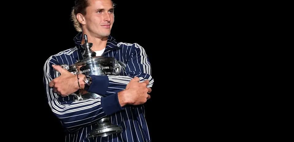 Jugador sosteniendo trofeo en ceremonia de premiación