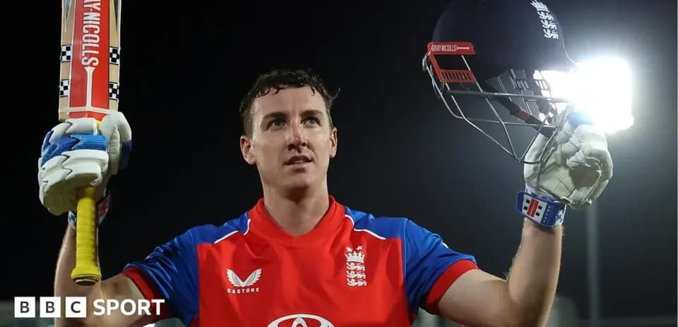 Jugador de cricket levantando su bate tras anotar