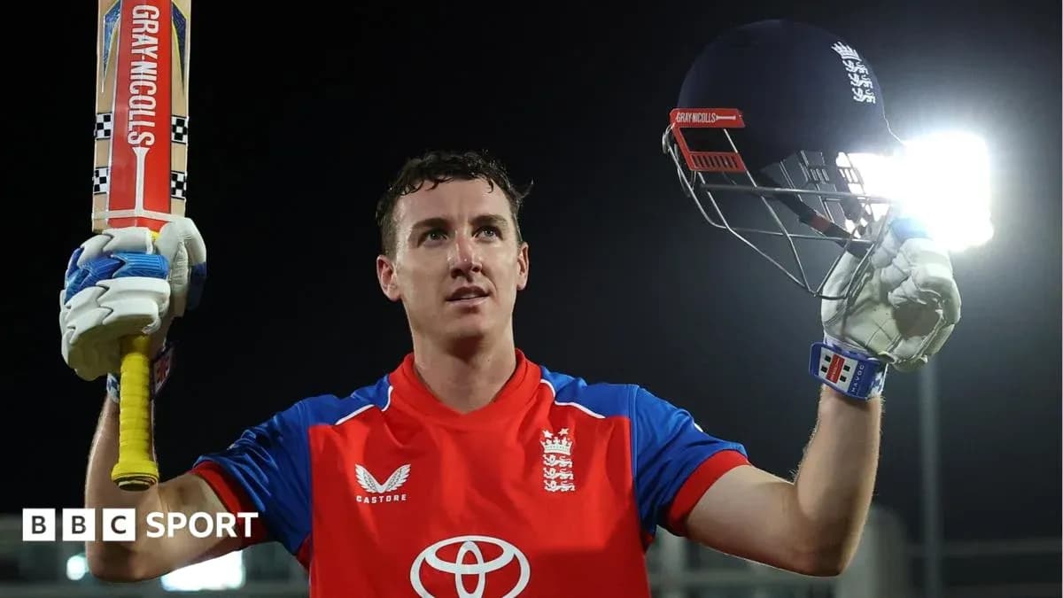 Jugador de cricket levantando su bate tras anotar