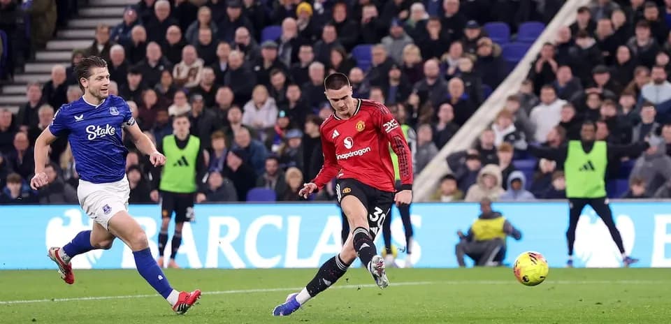 Jugador de Everton persigue a un atacante de Manchester United