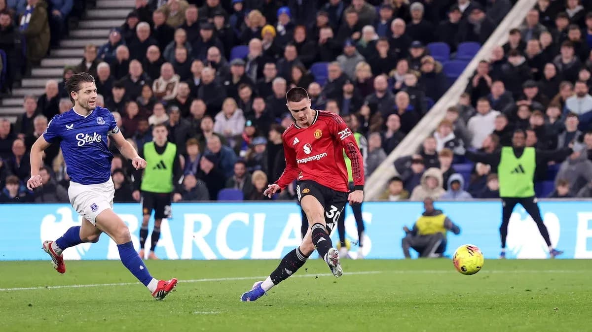 Jugador de Everton persigue a un atacante de Manchester United
