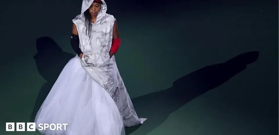 Atleta con vestido blanco y capucha en pasarela