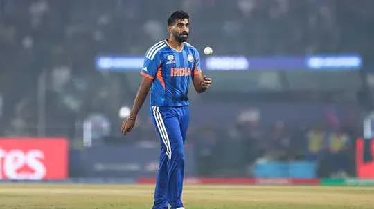 Jugador de cricket lanzando una pelota en el campo