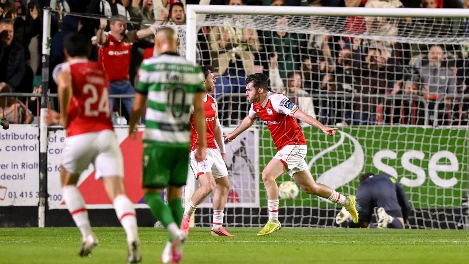 Jugador celebrando un gol en un partido de fútbol