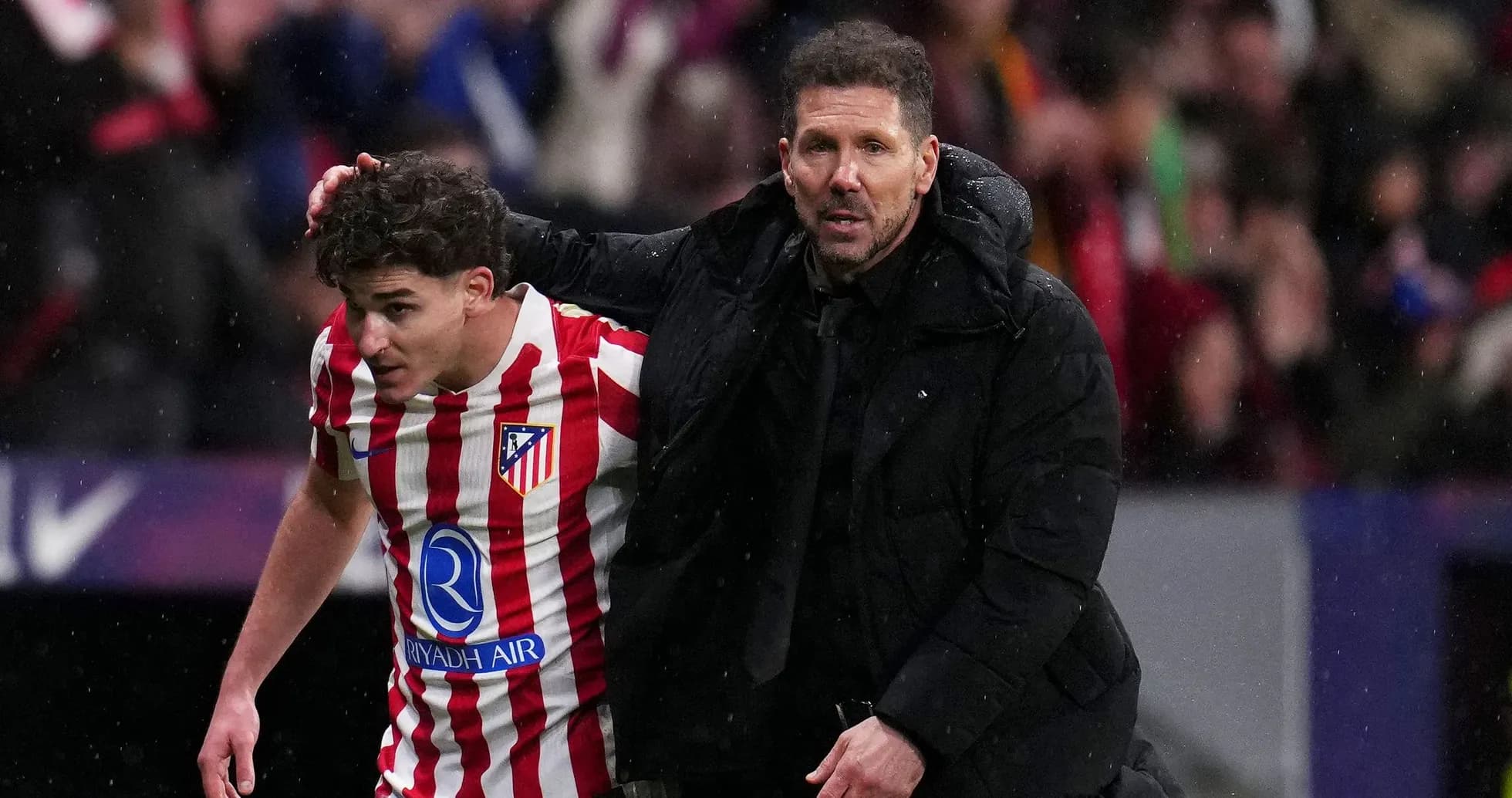 Entrenador de Atlético de Madrid ayuda a jugador