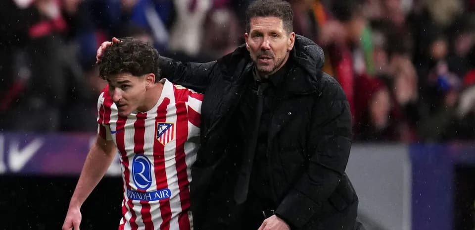 Entrenador de Atlético de Madrid ayuda a jugador