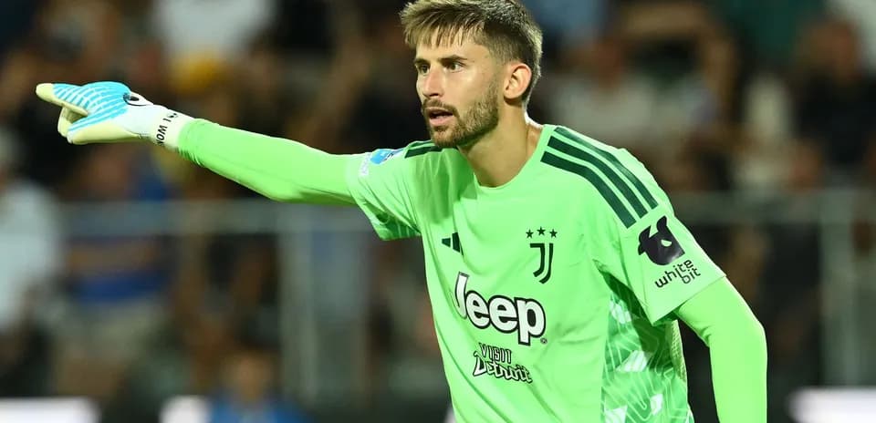 Portero de Juventus señalando durante el partido