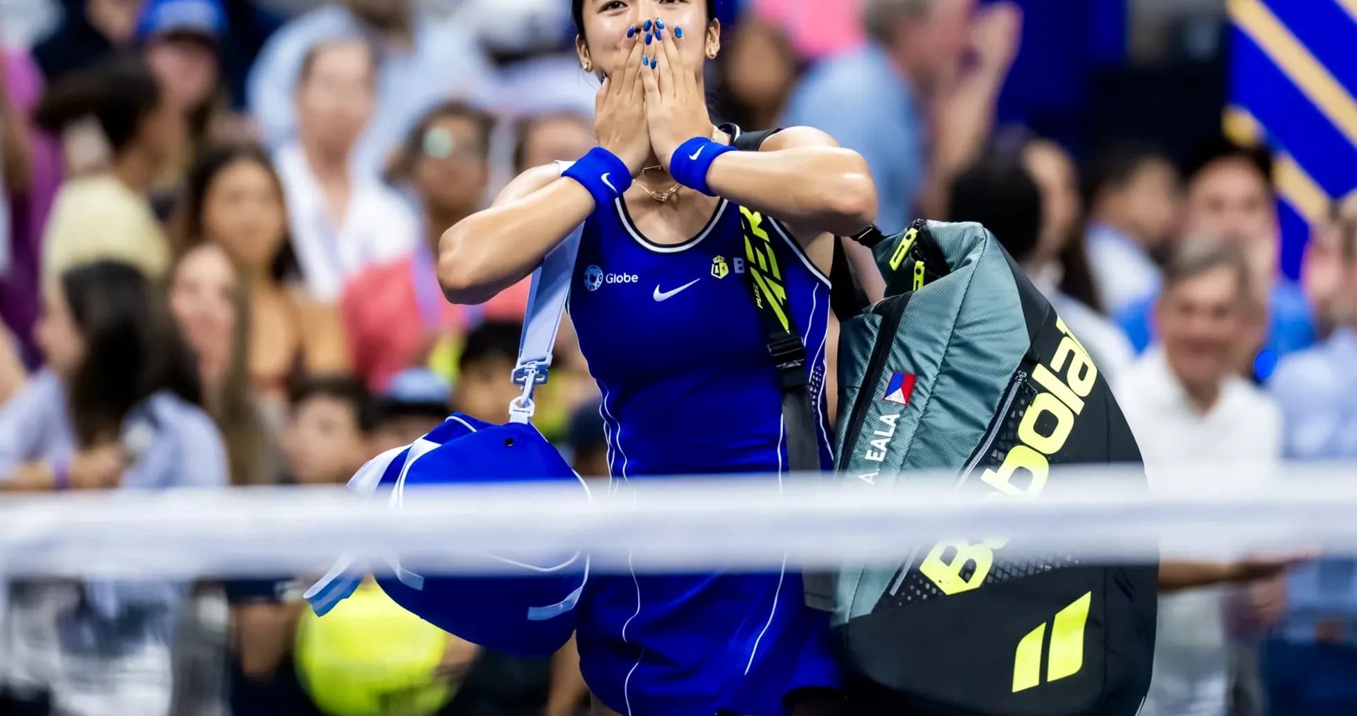 Jugadora de tenis celebrando con su equipo tras partido
