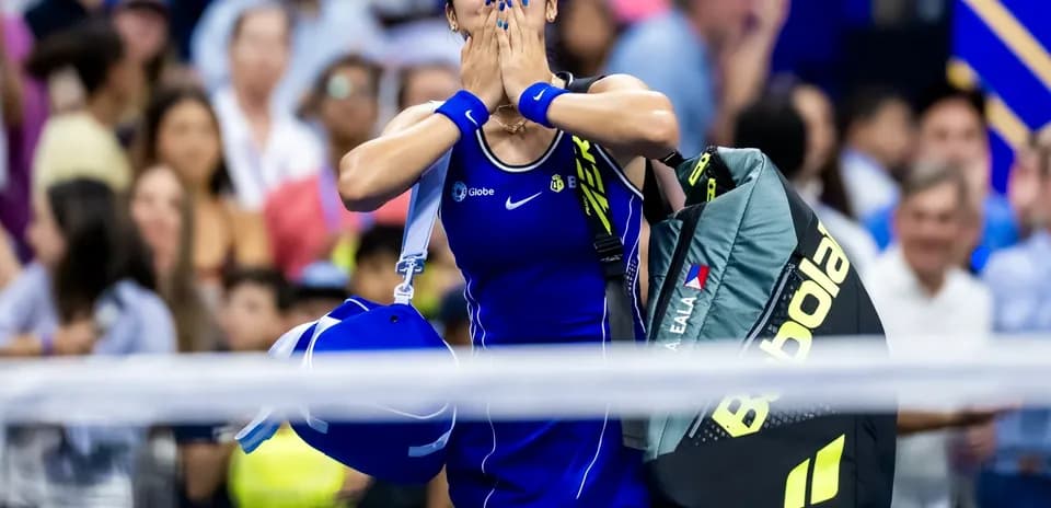 Jugadora de tenis celebrando con su equipo tras partido