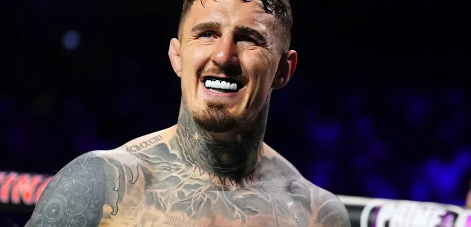 Luchador sonriendo con dientes protectores en el ring