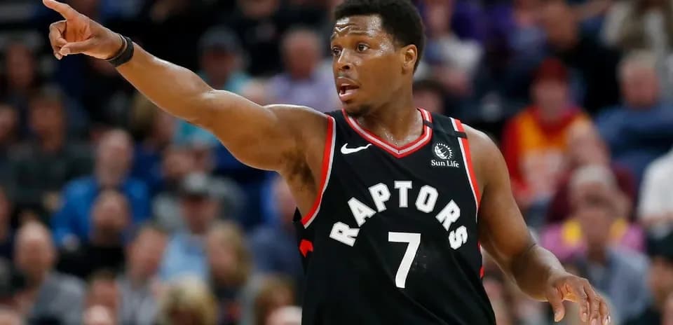 Jugador de Raptors señalando durante el juego