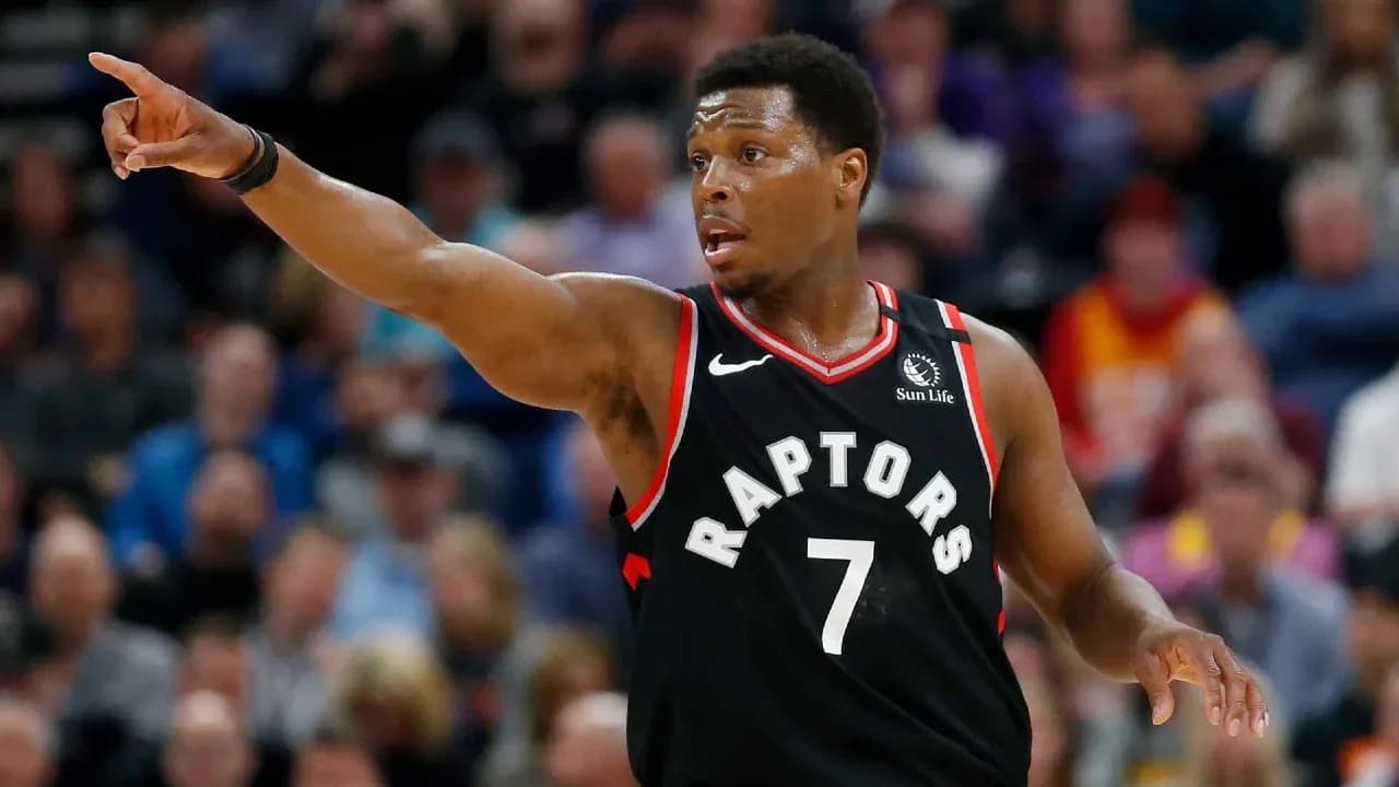 Jugador de Raptors señalando durante el juego