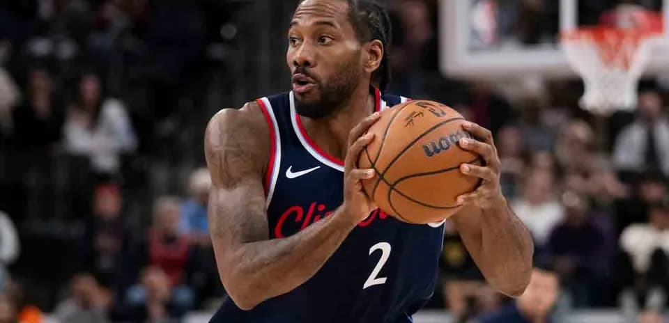 Jugador de baloncesto con balón en la cancha