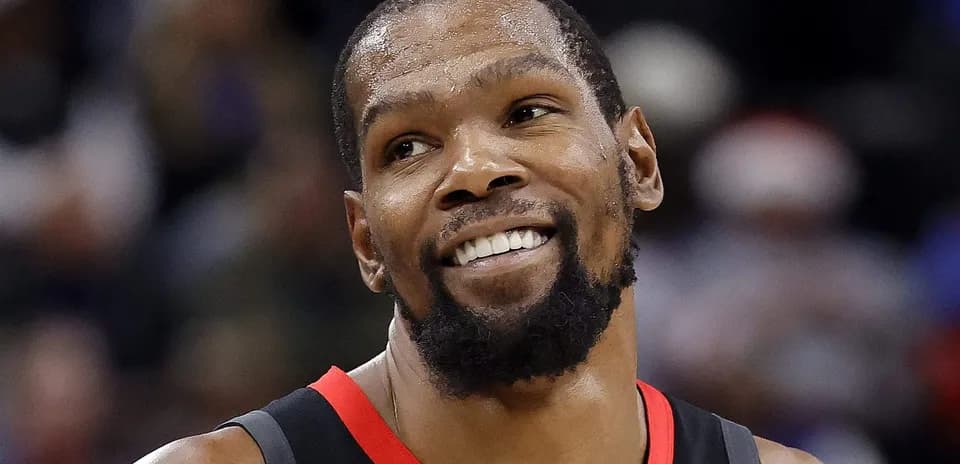 Kevin Durant sonriendo durante un partido de baloncesto